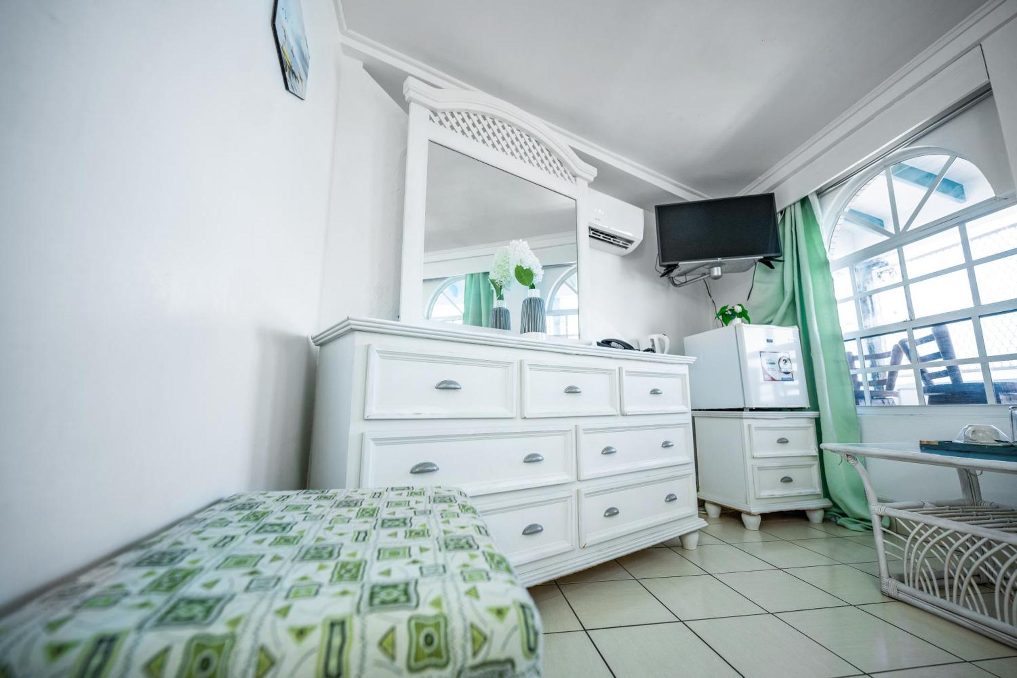 Deyna'S City Inn St. George's Rum bild