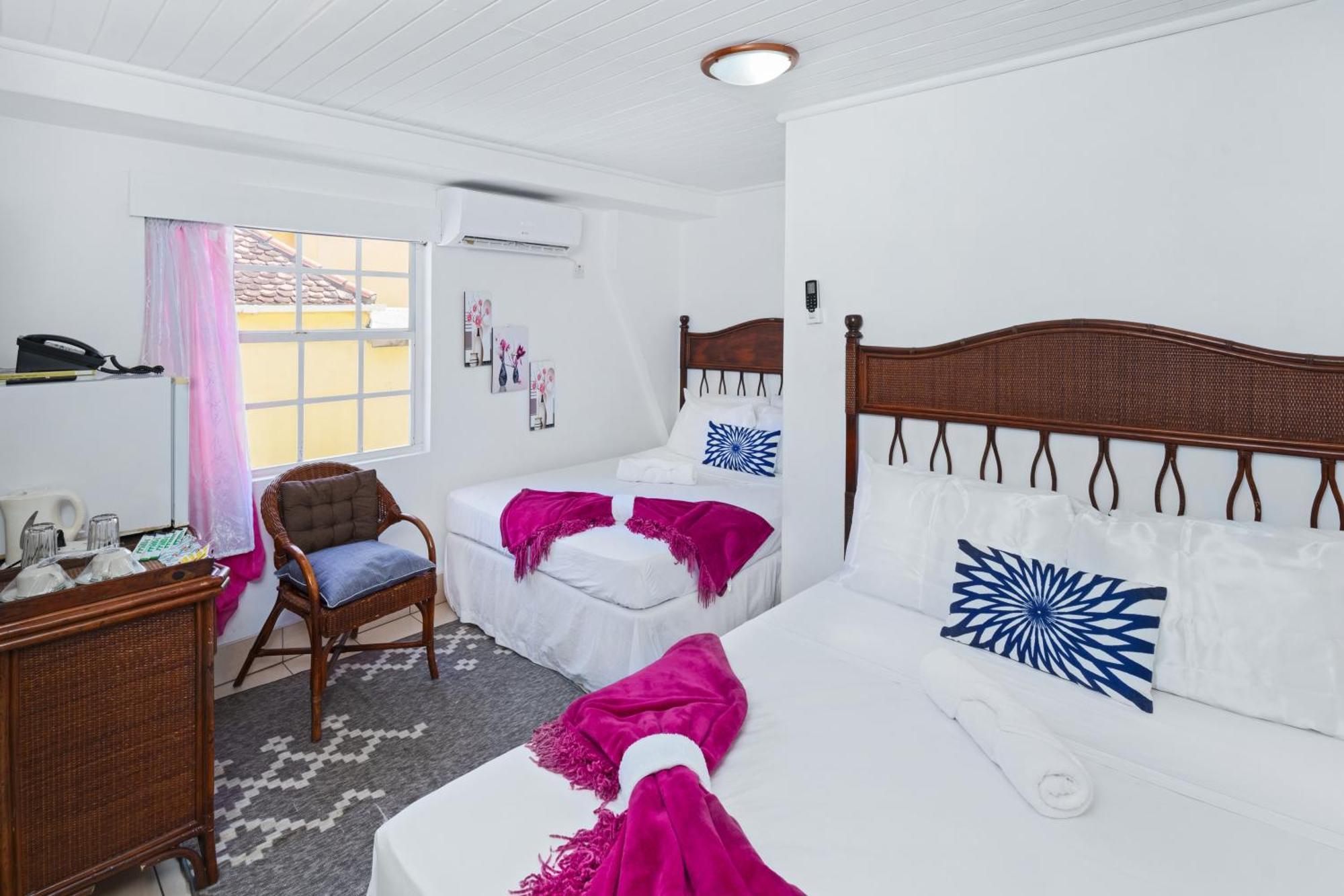 Deyna'S City Inn St. George's Rum bild