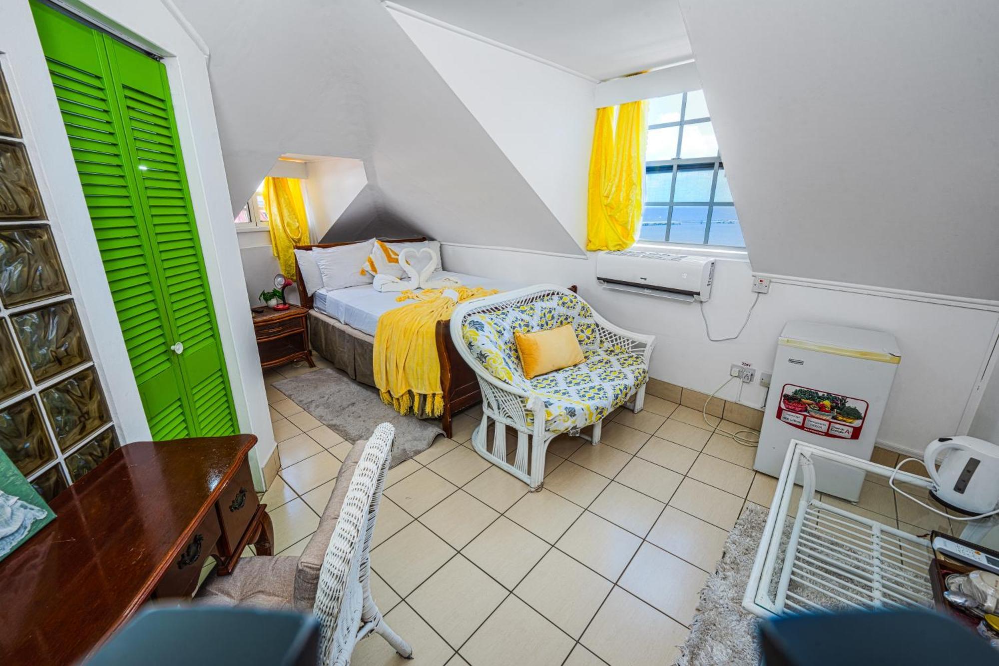 Deyna'S City Inn St. George's Rum bild
